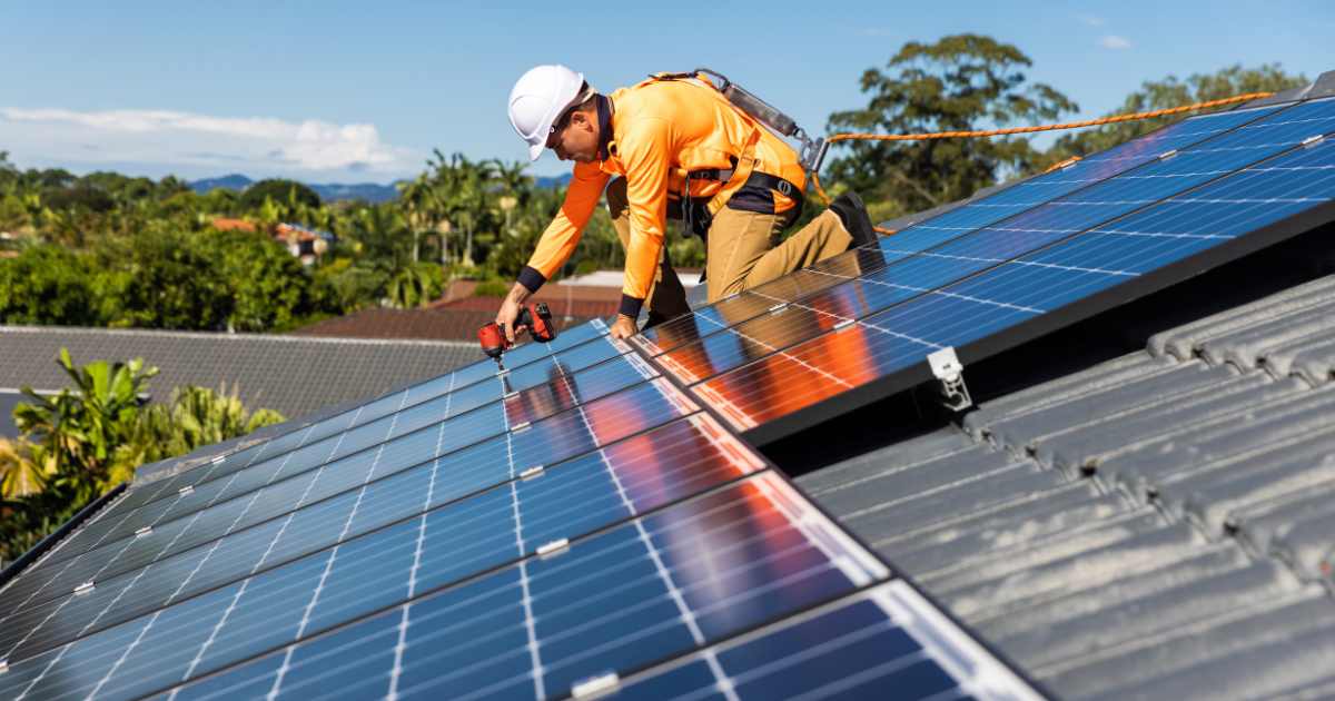 Como Funciona a Instalação de Painéis Solares? Entenda o Processo