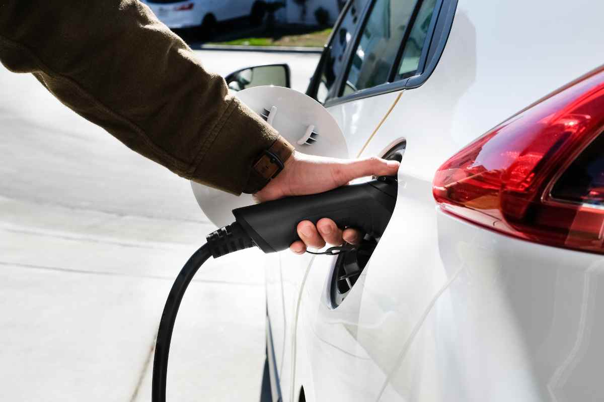 Integração do Carregador Portátil Taysla com Painéis Solares